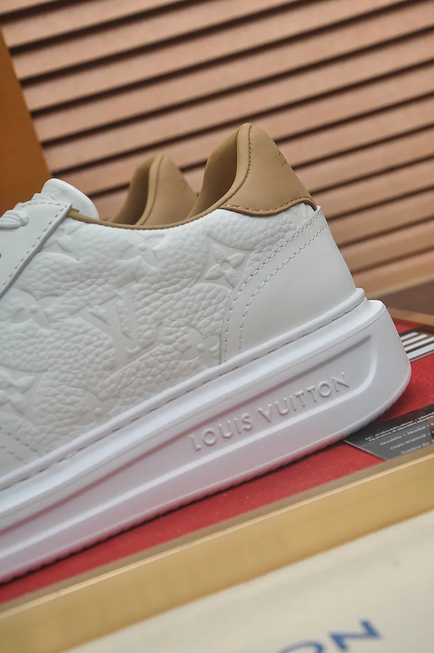 Men's men's shoes 💰640💶Original development, quality shipping, welcome to compare - LV sneaker series sports shoes introduce the loose silhouette of the ready-to-wear series into the spring and summer men's wear shows and make an eye-catching appearance. The cow leather upper is combined with rough fabric laces, and colorful beading highlights the brand's classic elements. LV letters mark the tongue and Monogram floral outsole. Mixed materials Made of top-grain cowhide, thick shoelace design, large Monogram print on the side, mesh lining and cotton feet, the comfort is as extreme as ever, premium heritage, quality first, worth owning! Size: Men’s 38-45 (45 is custom-made and cannot be returned or exchanged)
